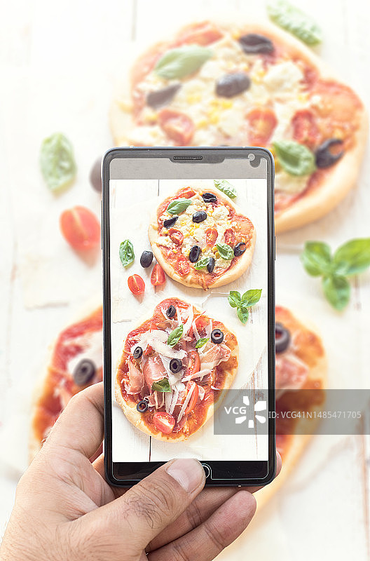 在罗马尼亚用手机拍摄食物的局部照片图片素材