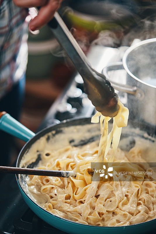 准备帕尔马干酪奶油宽面图片素材