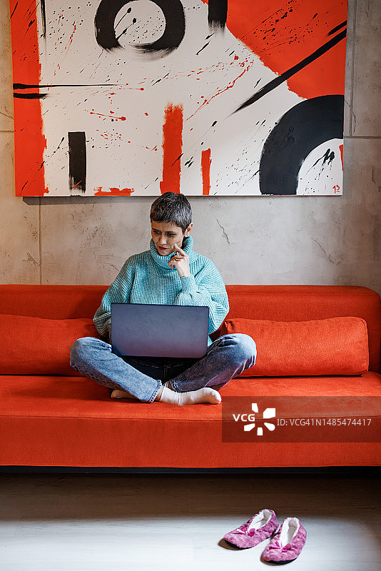 中年妇女在家使用笔记本电脑图片素材