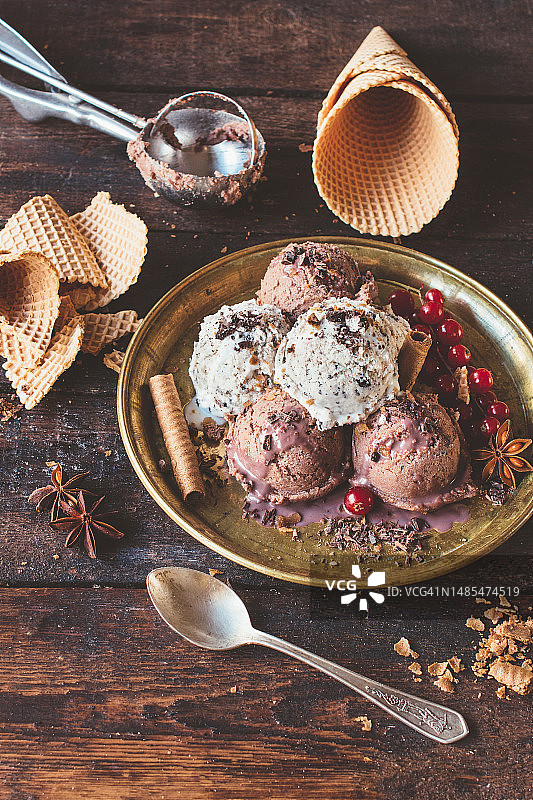 罗马尼亚餐盘中的甜点高角度视图图片素材