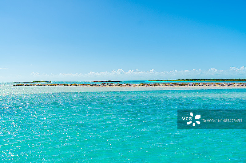 土耳克斯和凯科斯群岛半月湾迷人的海滩图片素材