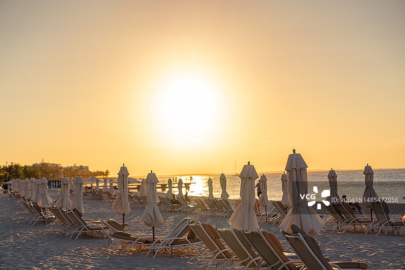 特克斯和凯科斯群岛海滩迷人的日落图片素材