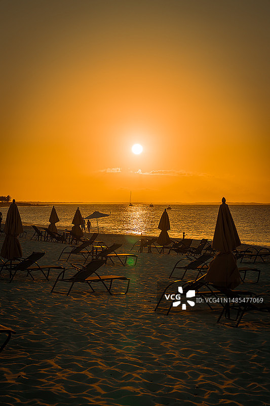 特克斯和凯科斯群岛海滩迷人的日落图片素材