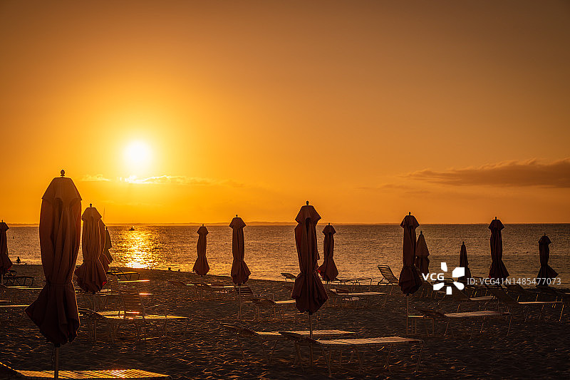 特克斯和凯科斯群岛海滩迷人的日落图片素材