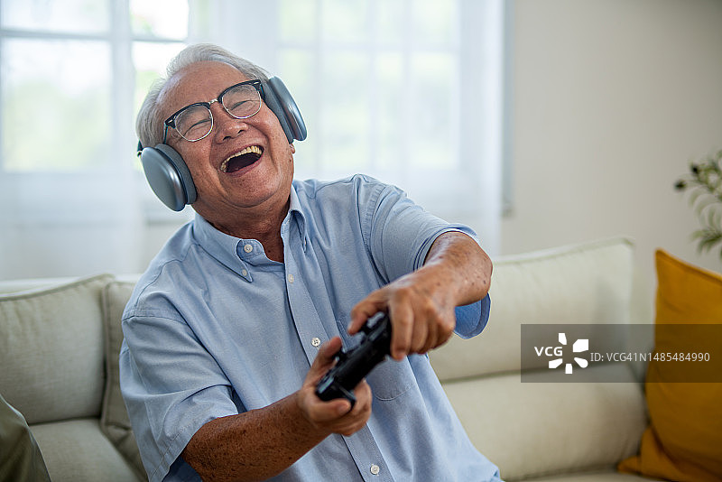 亚洲老人们愉快地玩游戏图片素材