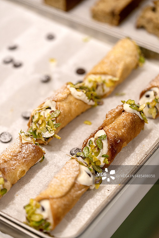 新鲜烘焙的意大利奶油甜馅煎饼卷配开心果图片素材