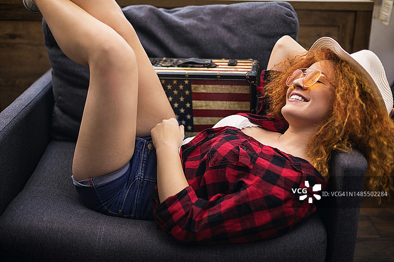 年轻漂亮的女人梦想着她的下一次假期图片素材