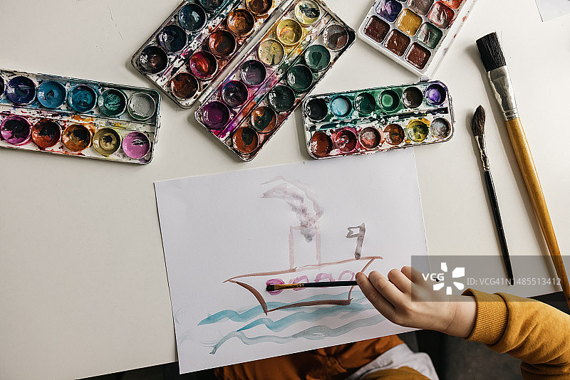 在家绘画的小男孩图片素材