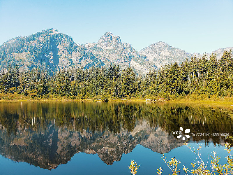 美国华盛顿倒映山景的湖泊图片素材
