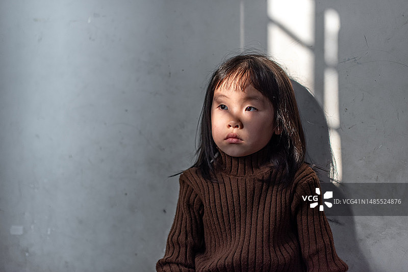 昏暗房间里的亚洲女孩特写图片素材