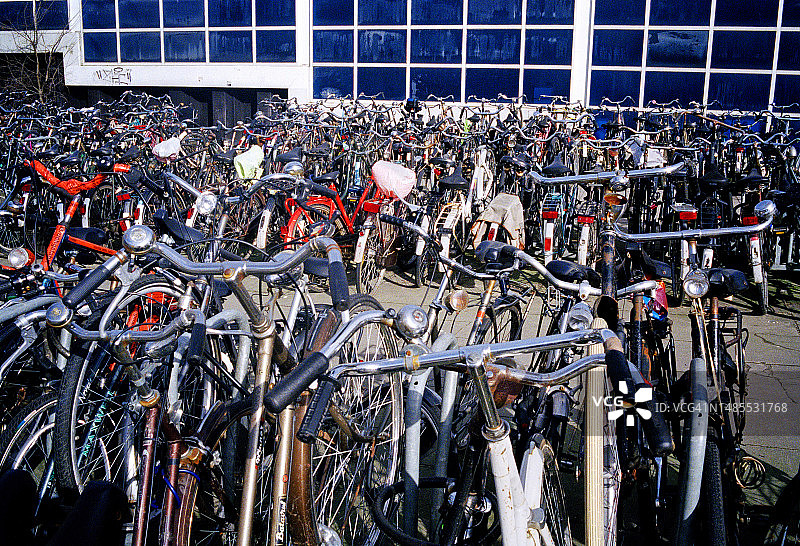 车站外的自行车图片素材
