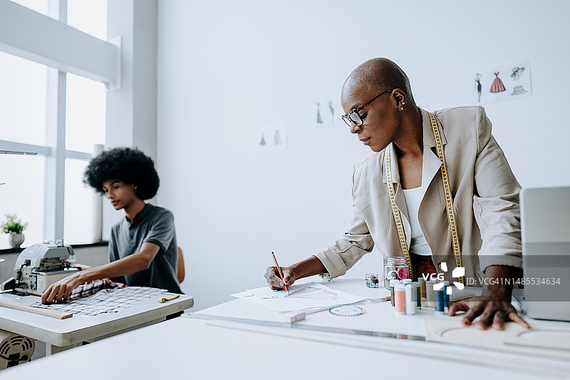 设计连衣裙的时尚造型师肖像图片素材