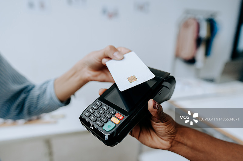 无法辨认人群的非接触式信用卡支付图片素材
