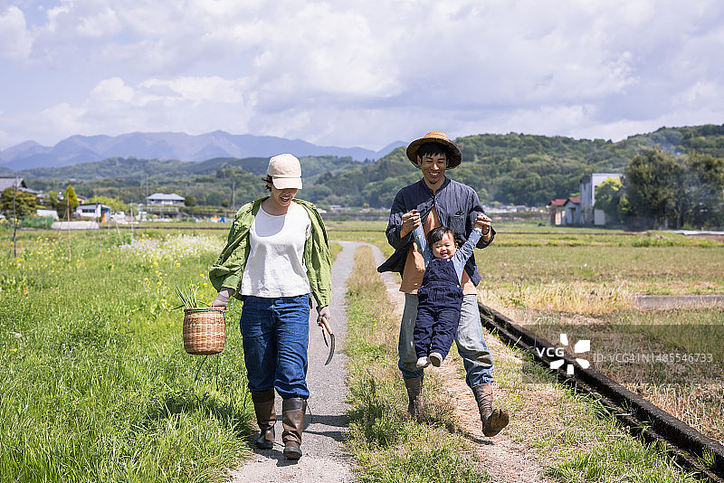 有小孩的农家日常生活图片素材