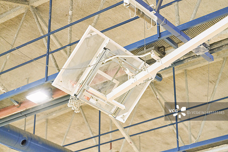 篮球场上金属篮筐的低角度视图图片素材