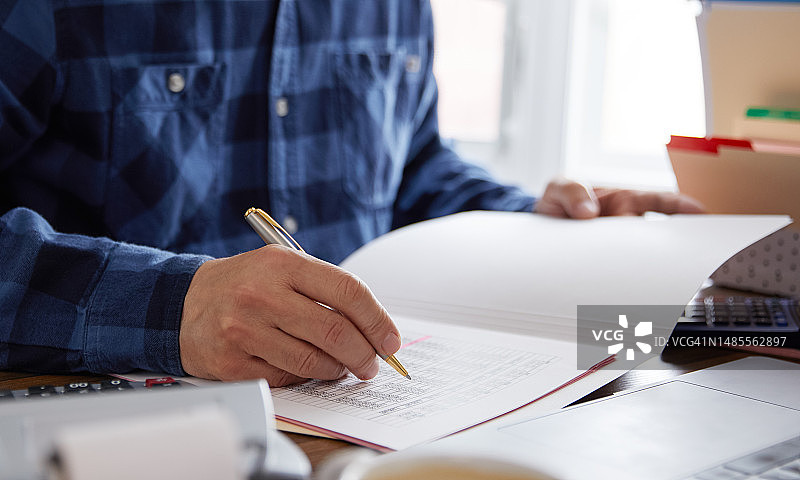 处理数字的男人特写图片素材