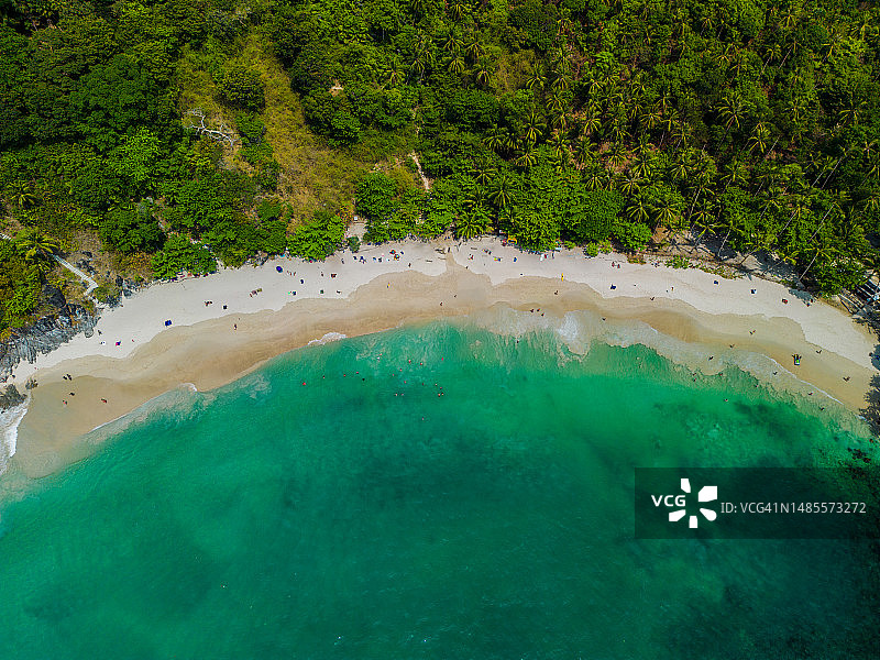 普吉岛自由海滩航拍，游客在海中沐浴游泳，泰国普吉岛图片素材