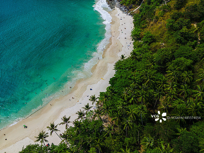 普吉岛自由海滩航拍，游客在海中沐浴游泳，泰国普吉岛图片素材