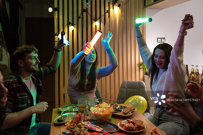 霓虹灯下的青少年家庭派对图片素材