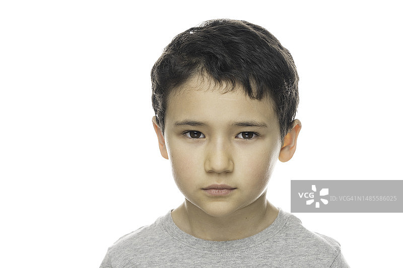 白色背景下的年轻混血男孩图片素材