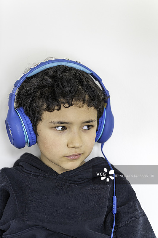 正在听音乐的年轻混血男孩图片素材