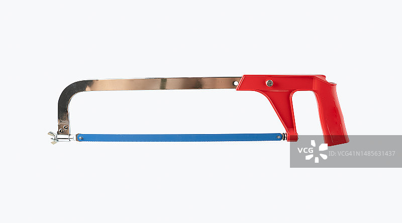 红色手柄钢锯，白色背景图片素材