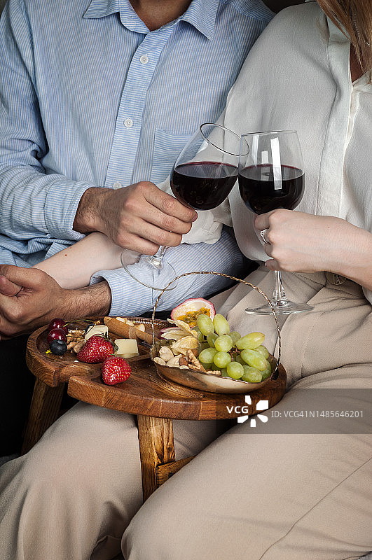 异性恋情侣的浪漫约会与红酒图片素材