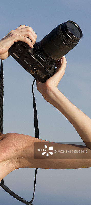 用相机拍照的年轻女子图片素材