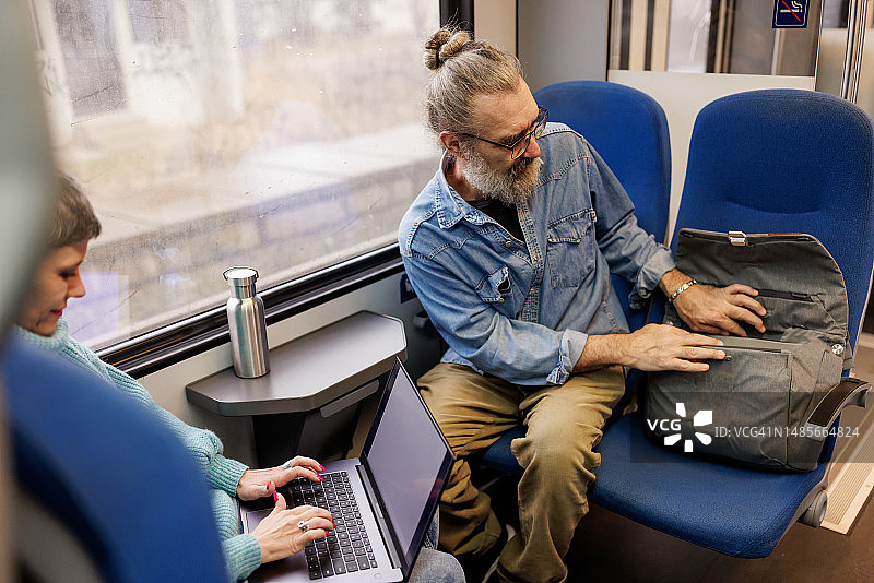 在火车上使用科技产品的年长者图片素材