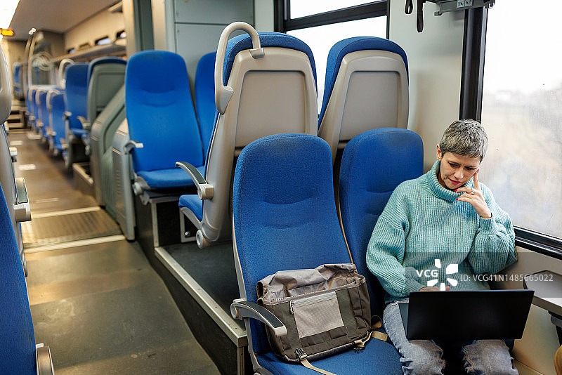 女人在火车上使用笔记本电脑图片素材