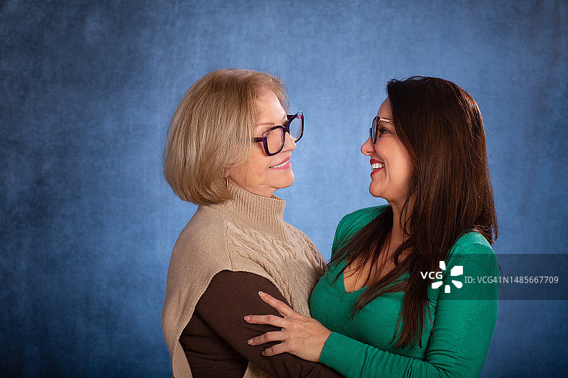 母女幸福对视的写真人像图片素材