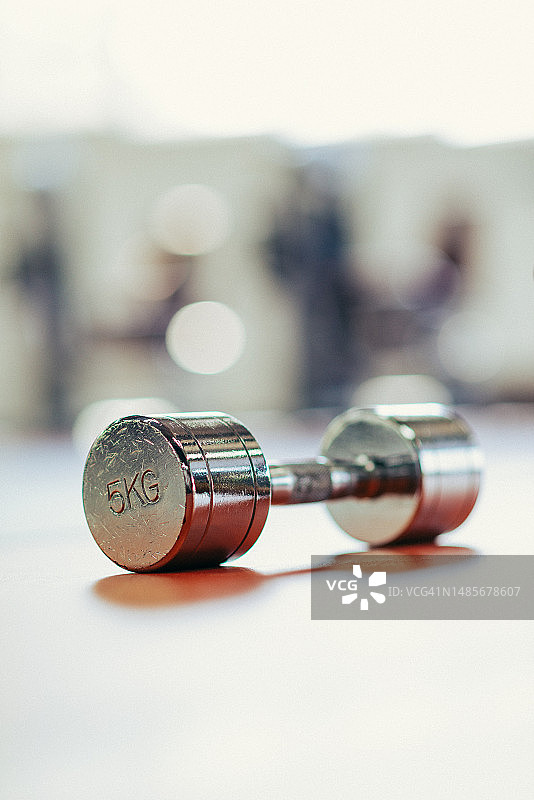 健身房堆放的杠铃片照片图片素材