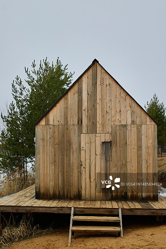 岸边的未上漆木屋图片素材