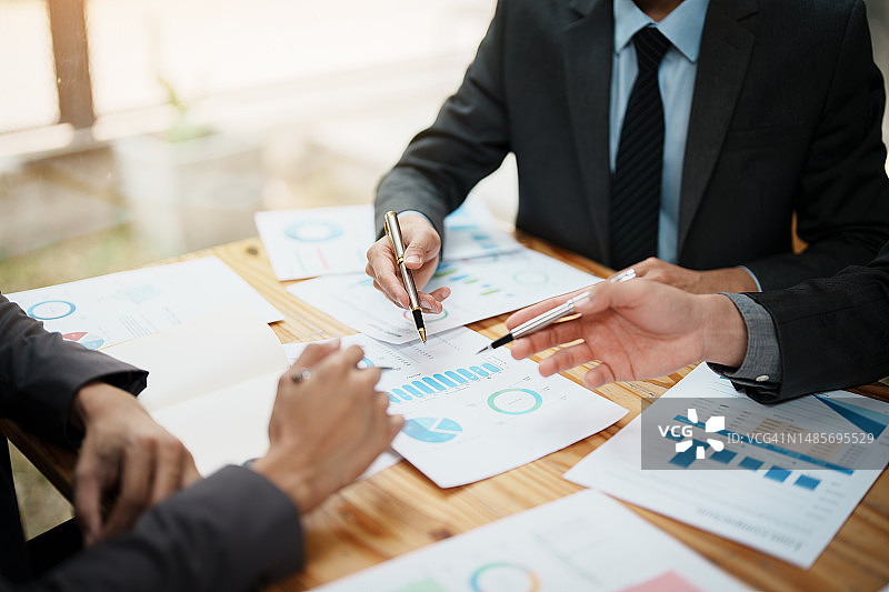 亚洲商业顾问在会议室分析讨论财务报告，投资顾问、财务、团队合作、头脑风暴、创业和会计图片素材