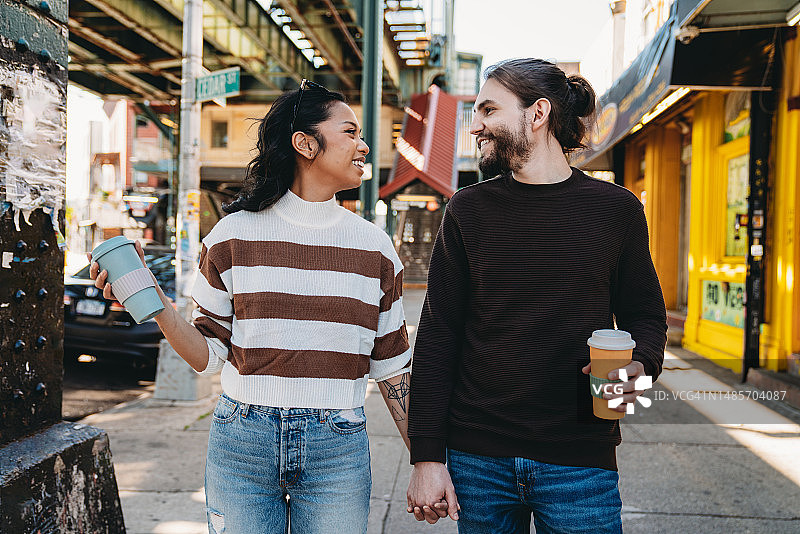 千禧一代情侣在布鲁克林一起散步图片素材