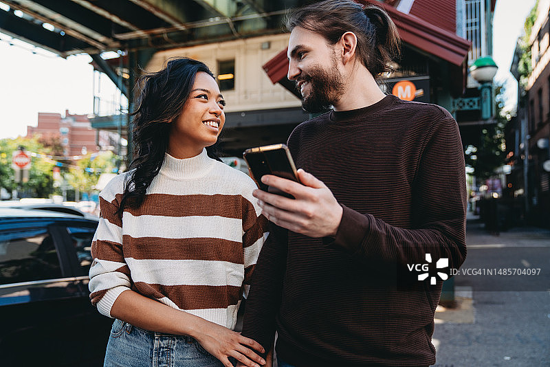 情侣在布鲁克林布什维克区休闲游玩图片素材