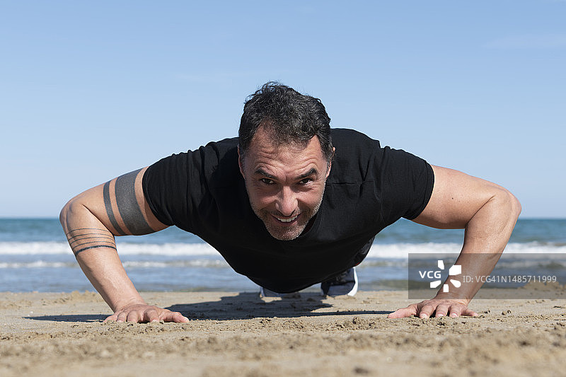 成熟男人做俯卧撑特写图片素材