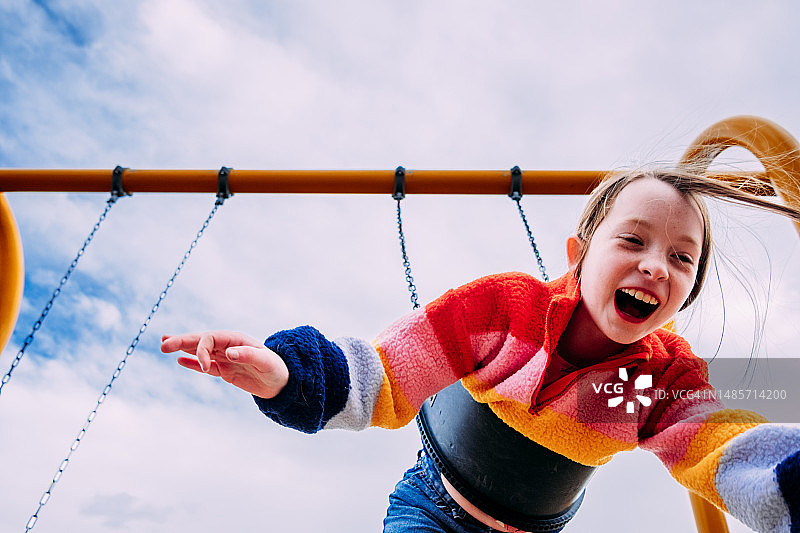 阴天里儿童在荡秋千图片素材