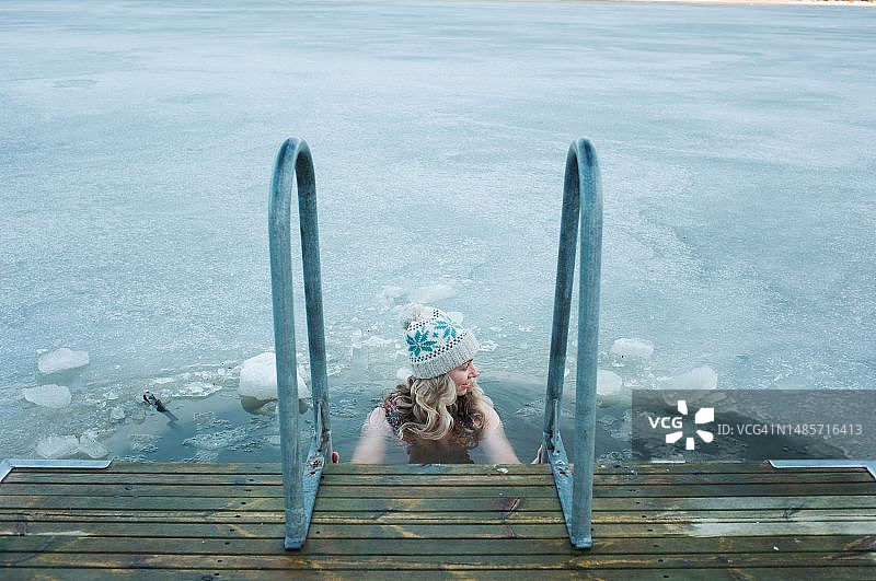 女人在斯堪的纳维亚半岛冰冻的波罗的海中游泳图片素材
