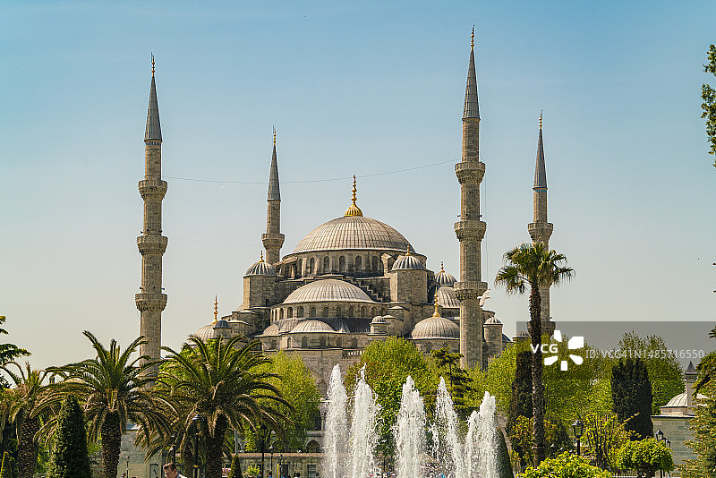 土耳其伊斯坦布尔蓝色天空下的苏丹艾哈迈德清真寺图片素材