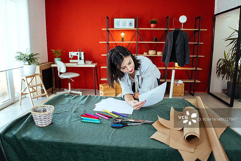 在现代工作室工作的设计师图片素材