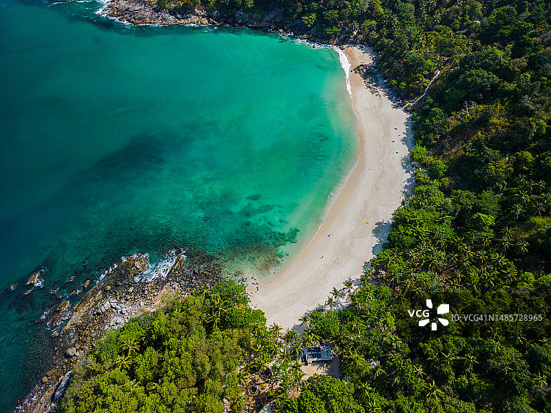 普吉岛自由海滩航拍，游客在海中沐浴游泳，泰国普吉岛图片素材
