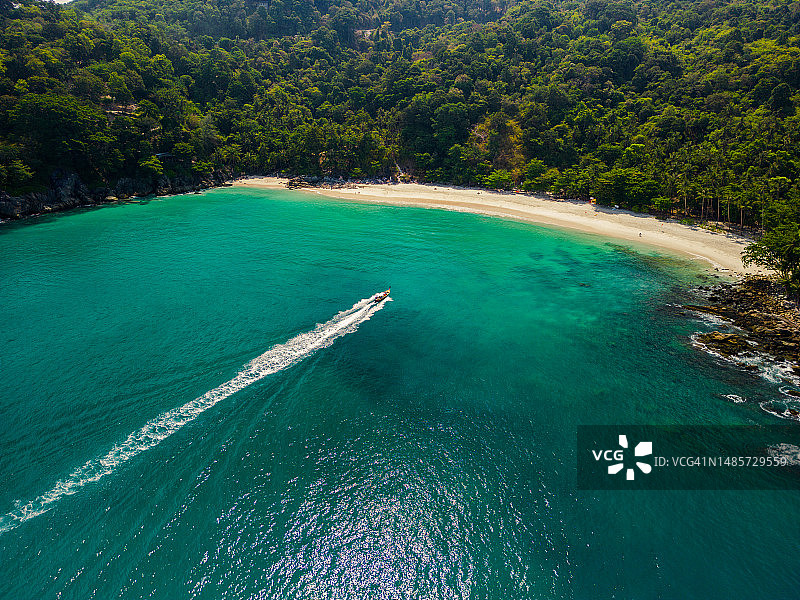 普吉岛自由海滩航拍，游客在海中沐浴游泳，泰国普吉岛图片素材