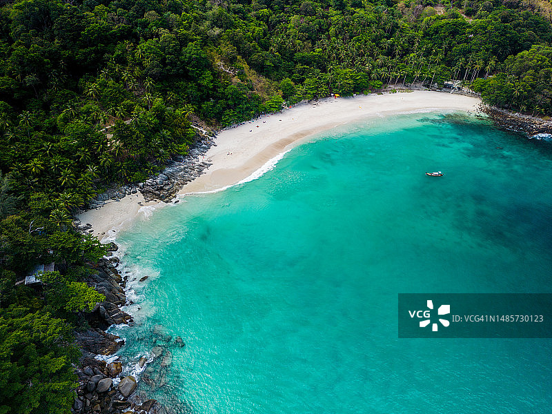 普吉岛自由海滩航拍，游客在海中沐浴游泳，泰国普吉岛图片素材