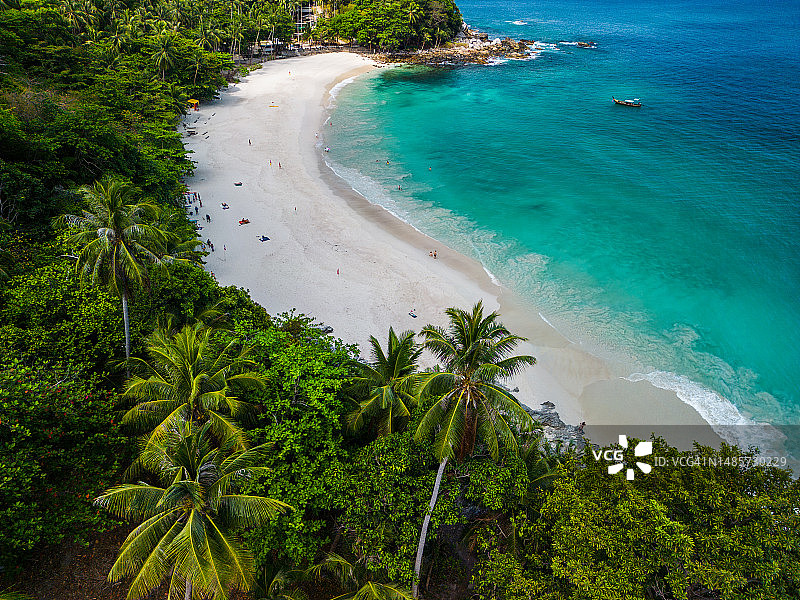 普吉岛自由海滩航拍，游客在海中沐浴游泳，泰国普吉岛图片素材