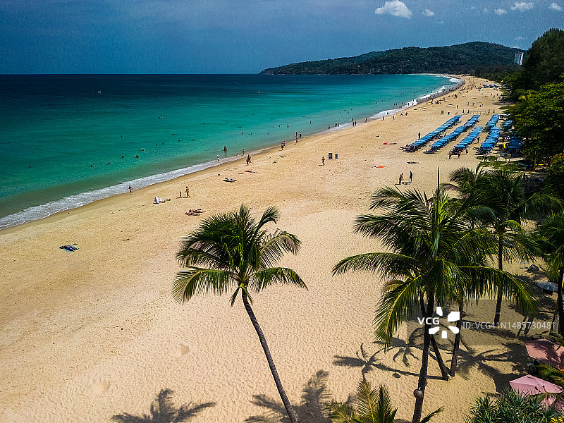普吉岛自由海滩航拍，游客在海中沐浴游泳，泰国普吉岛图片素材