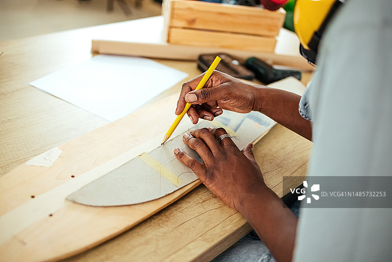 在她滑板工作室里努力工作的年轻人图片素材