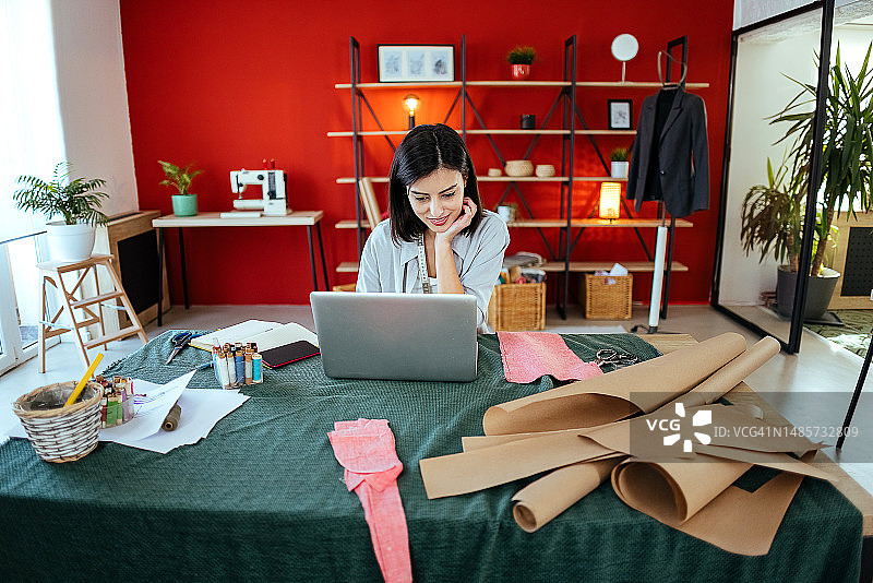 女人在工作室工作图片素材