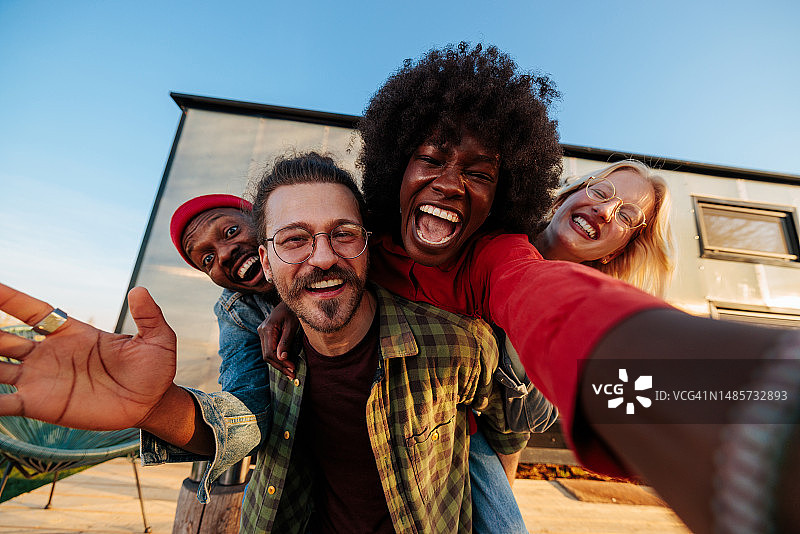 朋友们在户外自拍图片素材