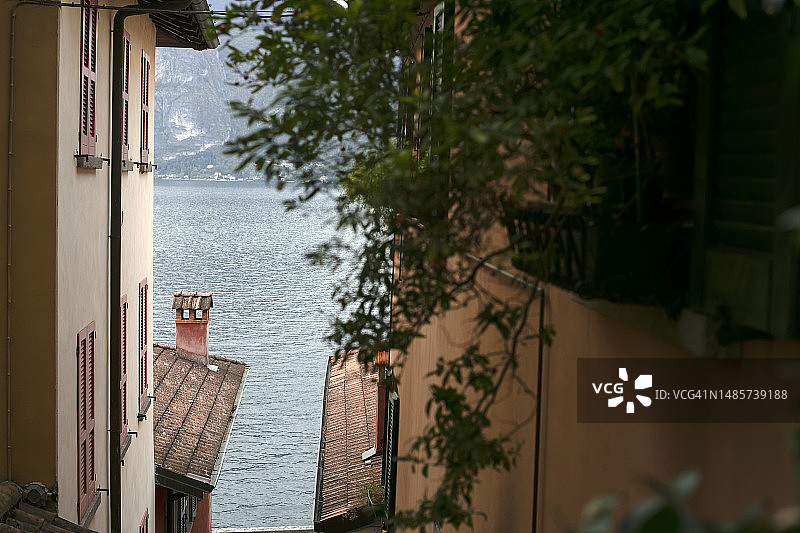 瓦伦纳市中心狭窄街道与古老建筑图片素材